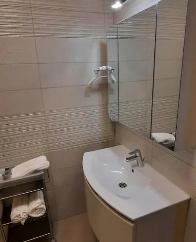 Apart Victor * Mamaia